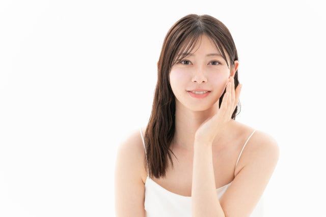 微笑む女性のバストアップポートレート