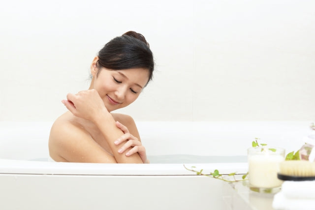 入浴中にリラックスする若い女性